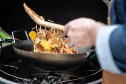 Big Green Egg WOK IN ACCIAIO AL CARBONIO + MESTOLO 10 Big Green Egg WOK IN ACCIAIO AL CARBONIO + MESTOLO -Mailgarden Negozio BGE120779 04