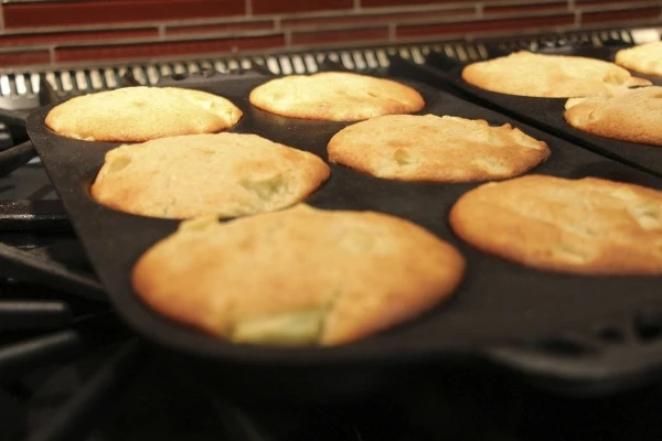 Camp Chef CAST IRON TOPPERS BISQUIT PAN 9”X16” 22,86 X 40,6 Cm 4 Camp Chef CAST IRON TOPPERS BISQUIT PAN 9”X16” 22,86 X 40,6 Cm - immagine 2