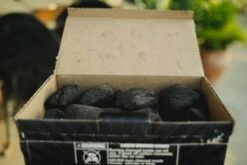 MAXXX - BRICCHETTE DI CARBONE - 20 LB (KG 9,1) 12 MAXXX - BRICCHETTE DI CARBONE - 20 LB (KG 9,1) -Mailgarden Negozio JDMAX20 03