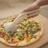 ROTELLA TAGLIA PIZZA CON MANICO IN LEGNO 1 ROTELLA TAGLIA PIZZA CON MANICO IN LEGNO -Mailgarden Negozio PC0211 01